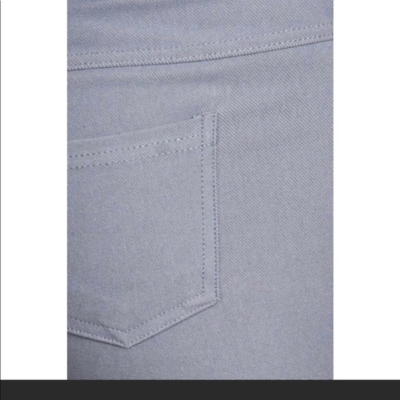 NWT CLASSIC SKINNY CAPRI LEGGINGS!! - Picture 5 of 5